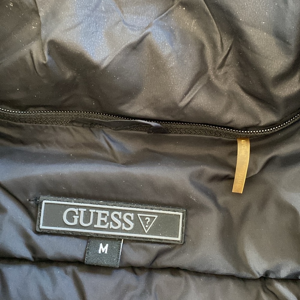 EUC Guess sz M lightweight puffer jacket, packable in black, zip front, 2 pocket - Picture 2 of 4